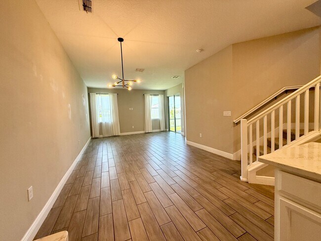 Building Photo - 5282 Neil Dr