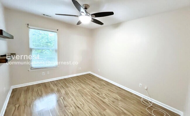 Building Photo - 2 Bed, 1 Bath with Attached Garage / Pet-F...