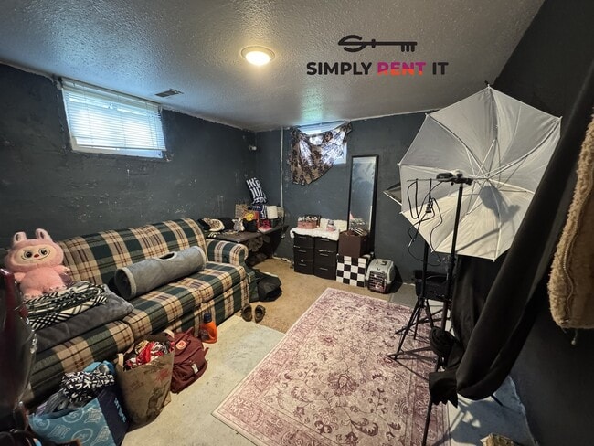 Building Photo - Short-Term, 4 Bed, Avail Now! Through July 2026 Only