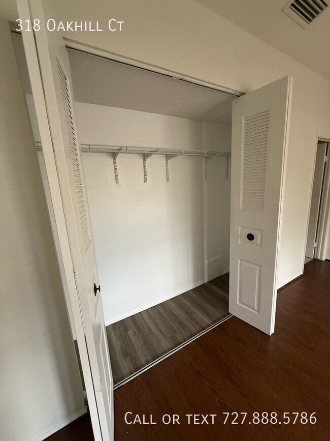 Building Photo - 318 Oakhill Ct