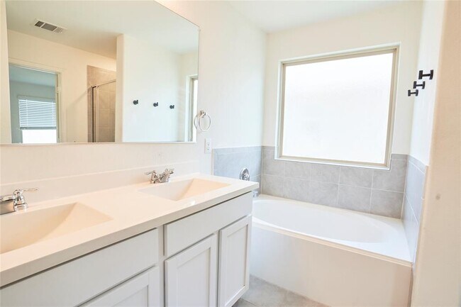 Building Photo - 105 Comet Dr