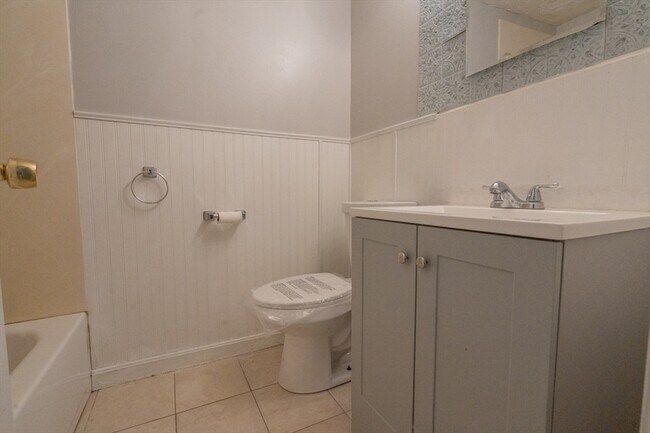 Building Photo - 424 Great Rd