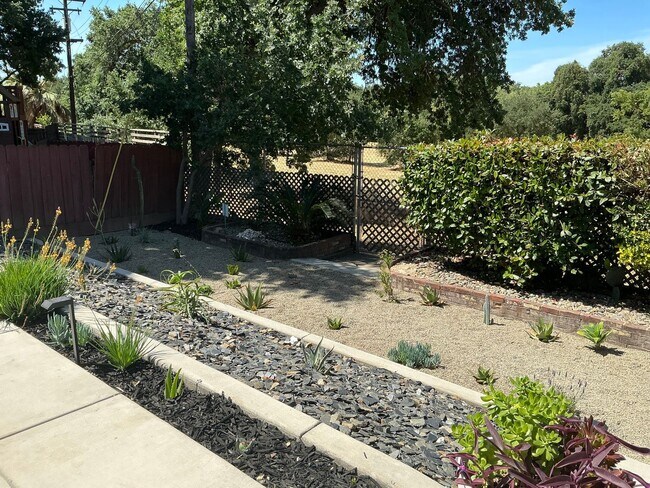 Building Photo - Charming 2 Bedroom Home with Studio/Office...