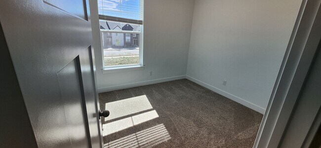 Building Photo - 6668 Twin Rocks Ln