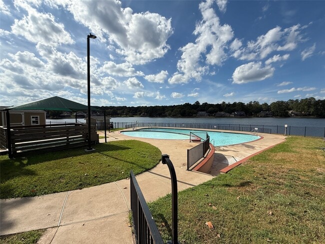 Building Photo - 16 Golf Vw Mnr