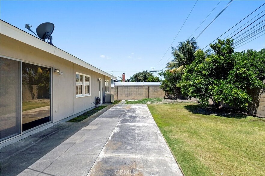 Building Photo - 6061 Dundee Dr
