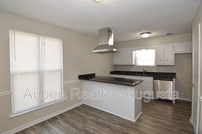 Building Photo - 2317 Hiwatha Dr