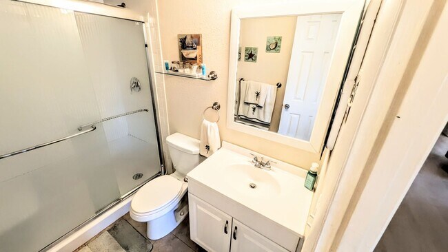Building Photo - Annual UNFURNISHED 2/1 condo Island life
