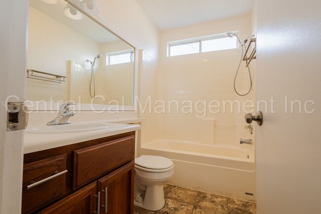 Building Photo - 3 Bedroom, 2 Bath Home - $2095 per month!