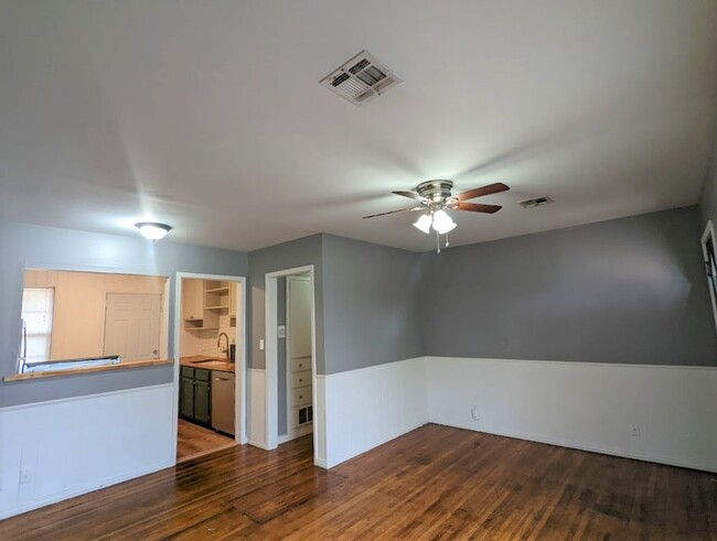 Building Photo - 2 Bed 1 Bath Plus Bonus Living/Office Cott...