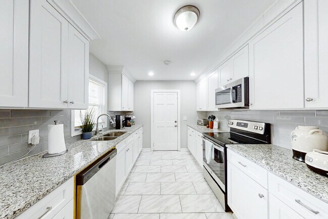 Building Photo - THE AKRIDGE | Newly-renovated & high-quality Atlanta Home! Top-of-the-line finishes, granite coun...