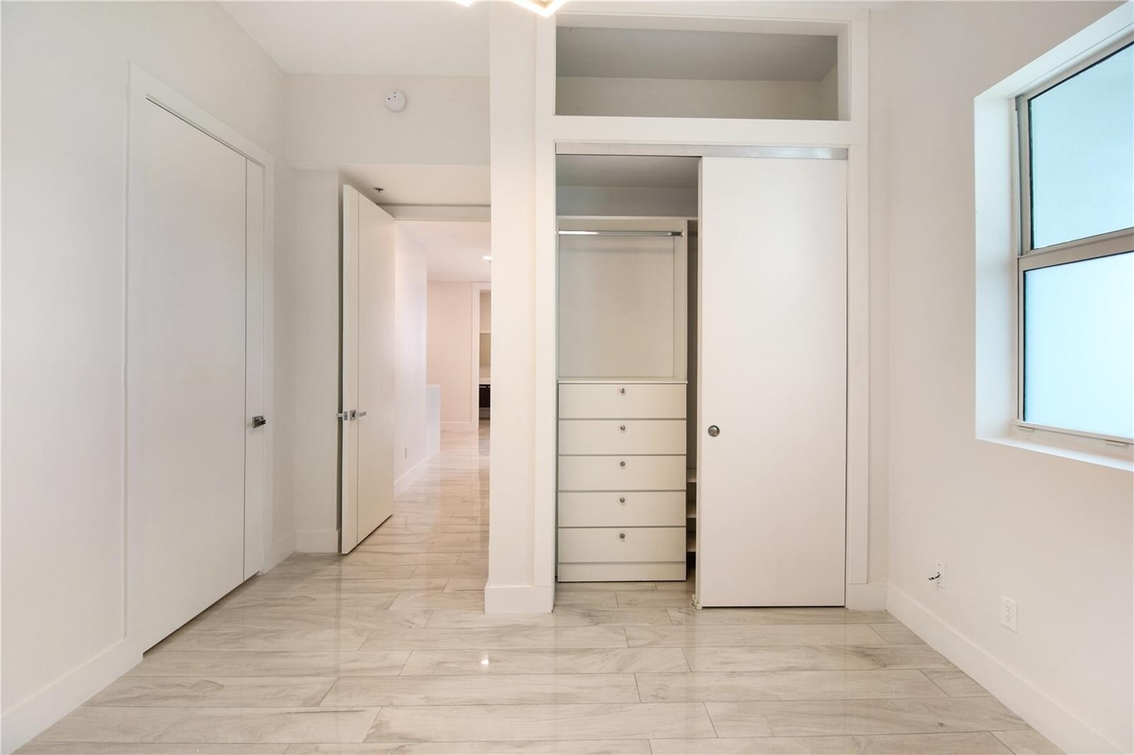 Building Photo - 14951 Royal Oaks Ln