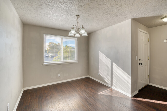 Building Photo - 1438 N Bluff Pl