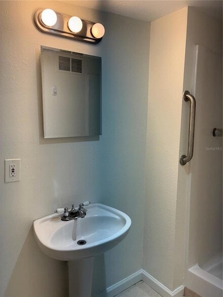 Building Photo - 6905 S Trask St