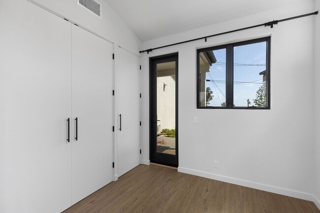 Building Photo - Modern Coastal Lease in Top of the World