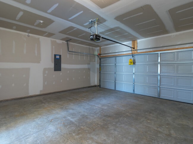 Building Photo - 4831 Birchcrest Ln