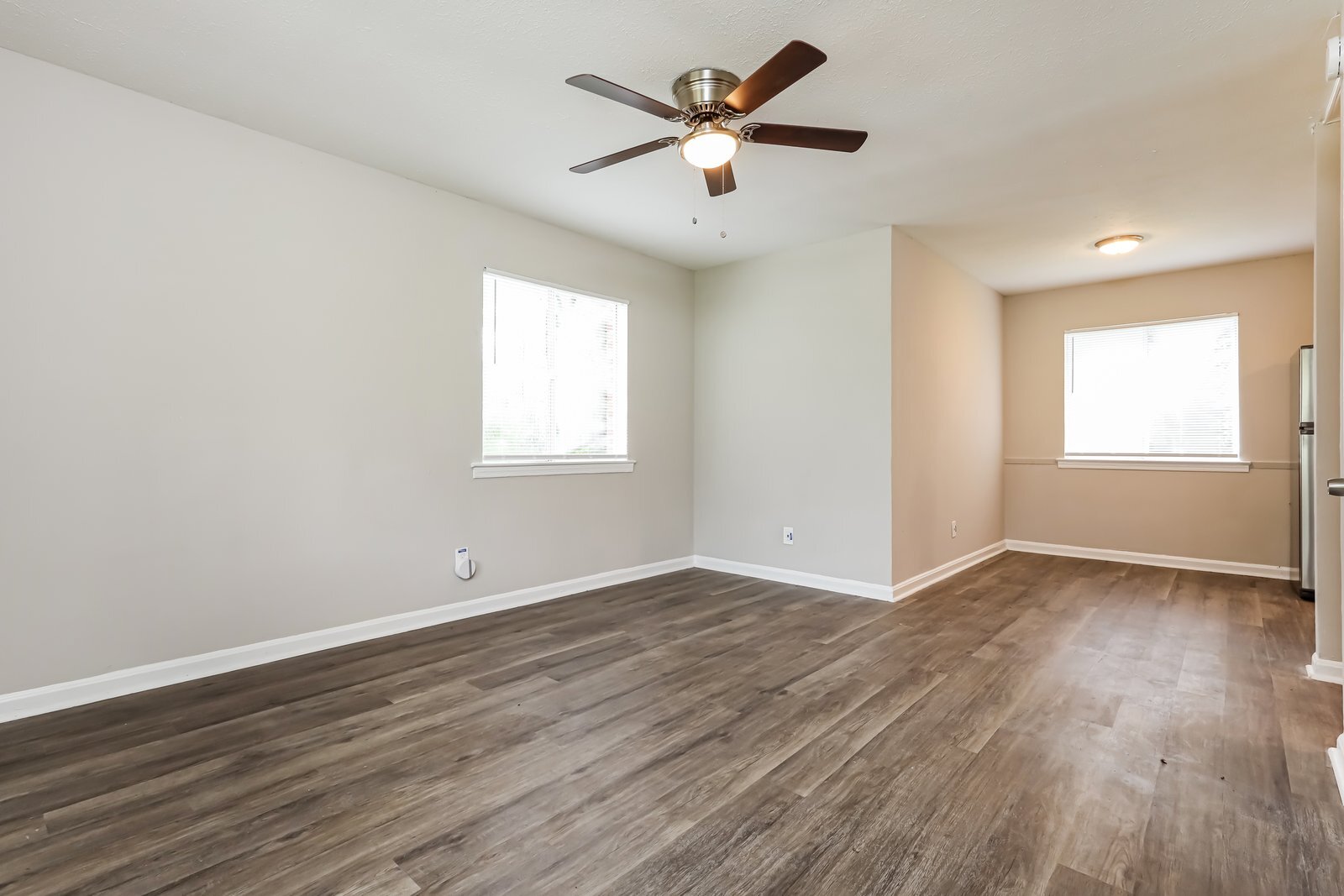 Building Photo - 915 Farwell Dr