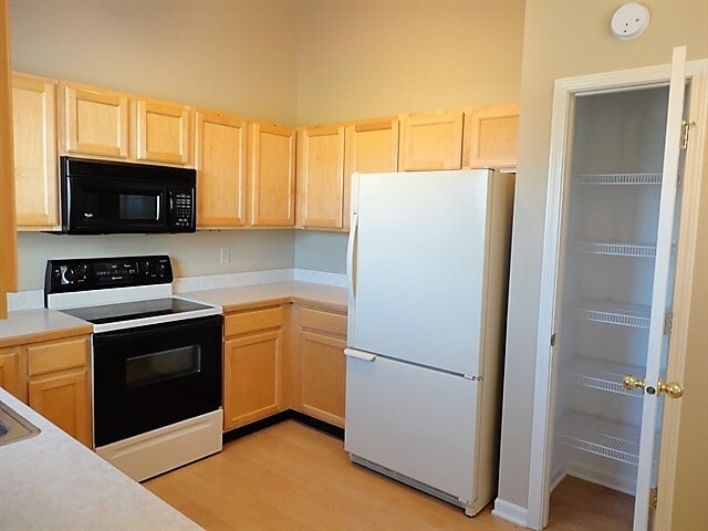 Building Photo - 7910 Palmaro Cir