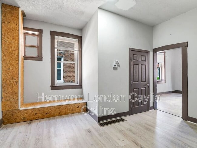 Building Photo - 214-216 W Steins St