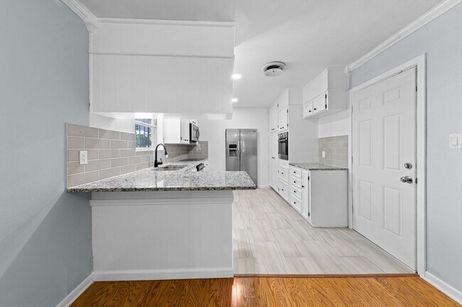 Building Photo - Available NOW!!!! Renovated Kitchen and Ba...