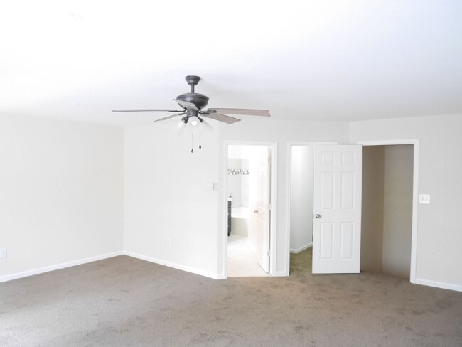 Building Photo - Move in Ready Townhouse!