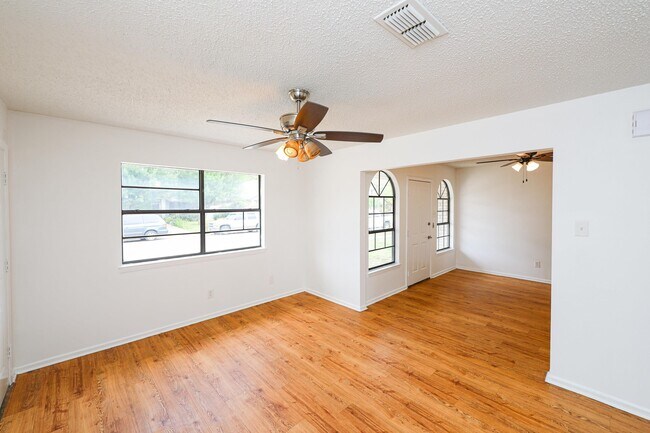Building Photo - 102 St Pierre Ln