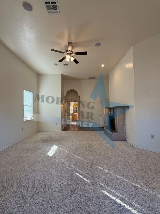 Building Photo - 4 bedroom, 4 bath house - Must see landscaping!