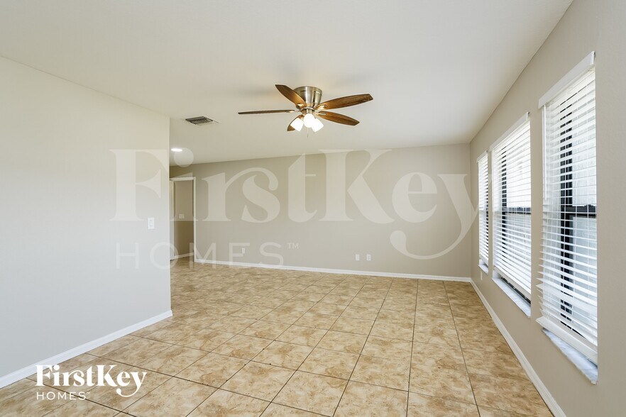 Building Photo - 302 SE 15th St