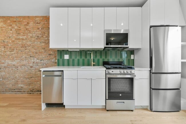 Building Photo - 127 Saratoga St