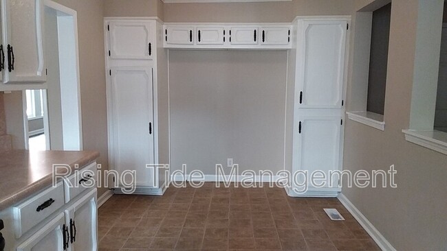 Building Photo - 656 Calahan Rd