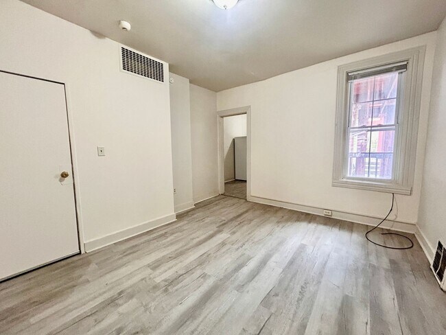 Building Photo - 644 E Chestnut St