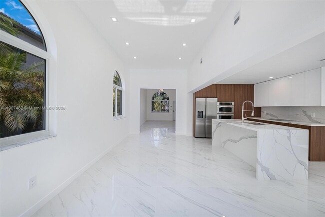 Building Photo - 242 Palm Ave