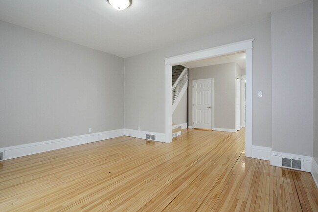 Building Photo - Beautiful 3-Bed 1.5-Bath Home Available Now in St. Paul!