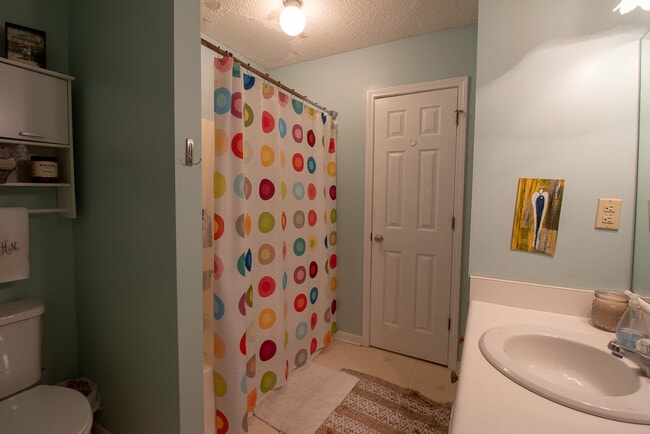 Building Photo - 223 Vintage Ave