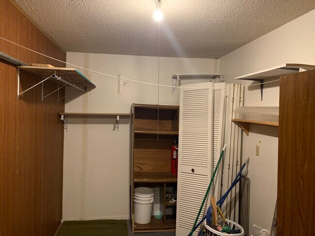 Building Photo - 10609 Lakewood Ave