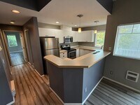 Building Photo - Updated Kent Townhome - Private Garage & AC
