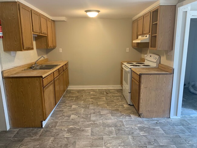 Building Photo - 3 bedroom 1.5 bathroom located in Carlisle...