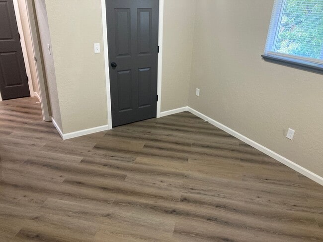 Building Photo - Renovated 2 Bedroom Apartment