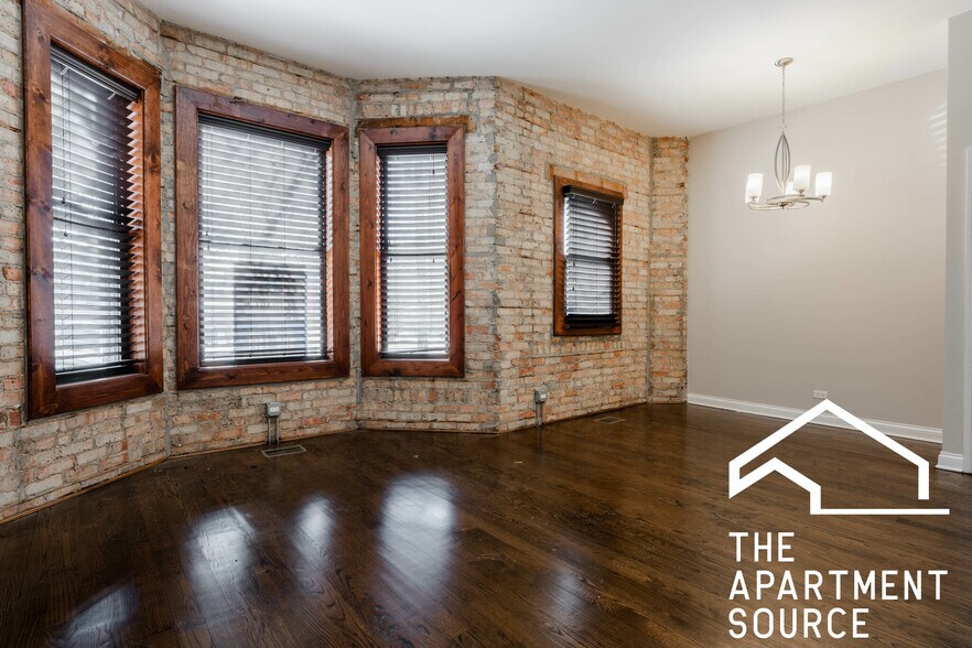 Building Photo - 1758 W Montrose Ave