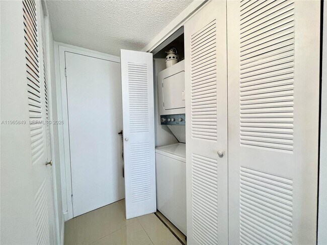 Building Photo - 7601 E Treasure Dr