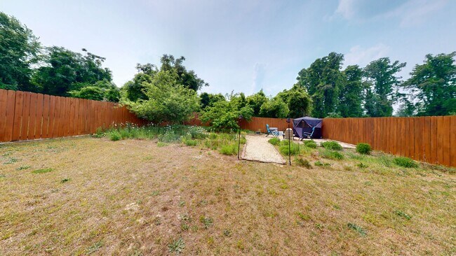 Building Photo - $500 OFF 1st Month's Rent if Leased by 07/...