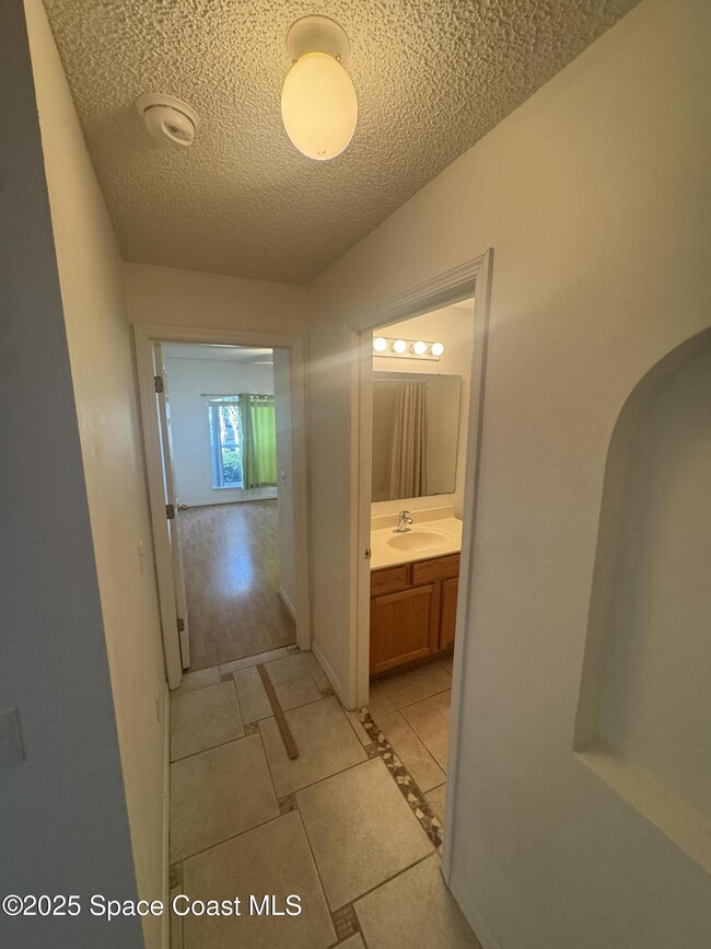 Building Photo - 2129 Redwood Cir