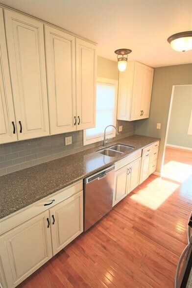 Building Photo - 2373 Crescent Ln S