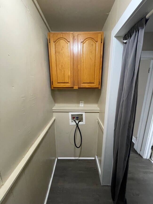 Building Photo - 427 W 10th St