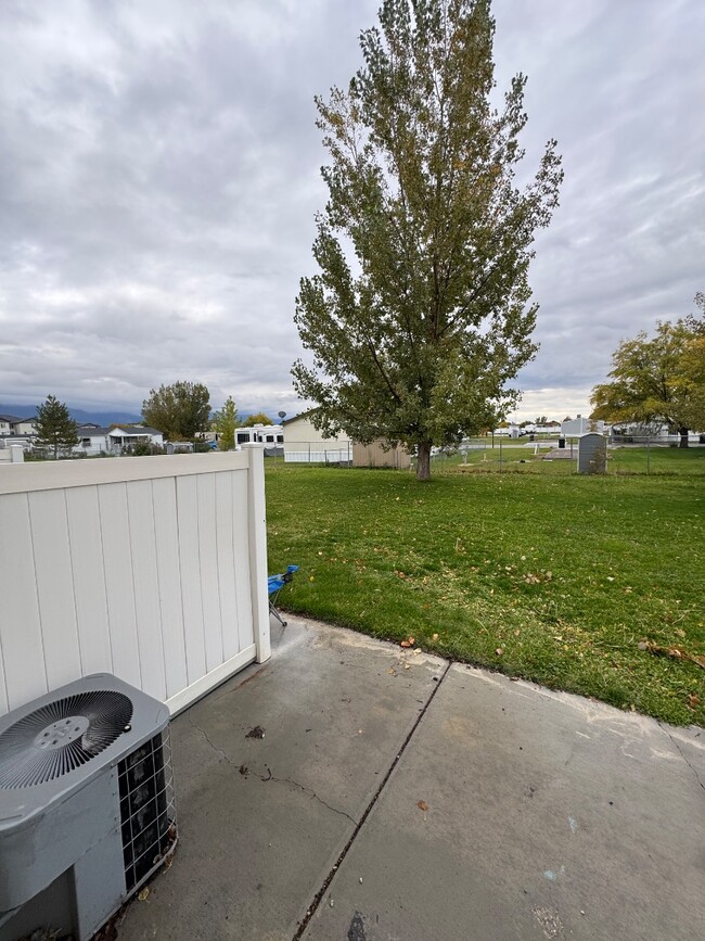 Building Photo - 905 W 350 N