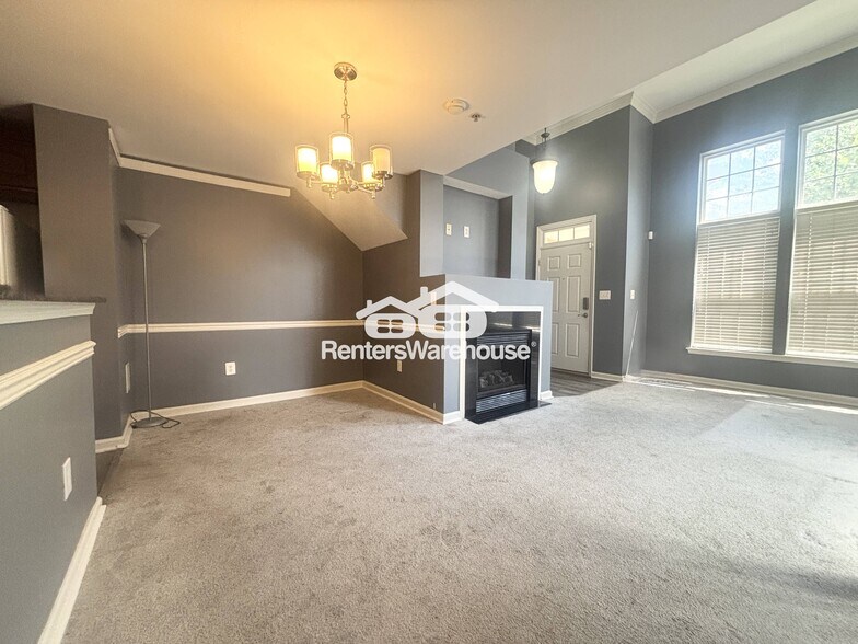 Building Photo - 923 Pine Forest Ln