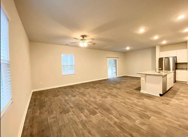 Building Photo - 4 Bed 3 Bath Single Family Home