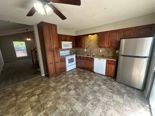 Building Photo - 3 bed / 1 bath duplex for rent - $1425- re...