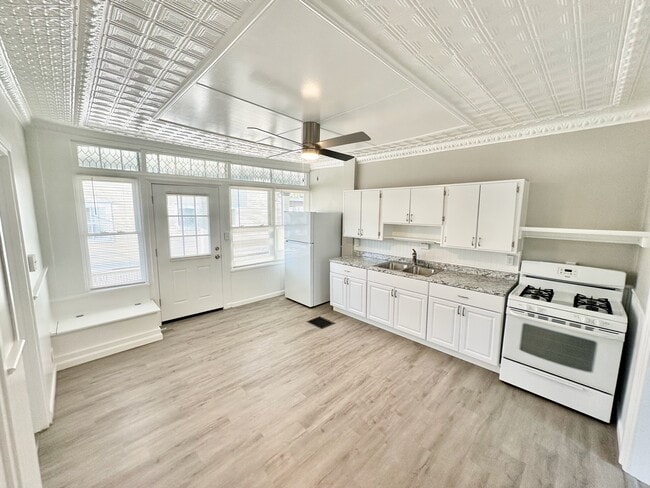 Building Photo - 48 Waterman St