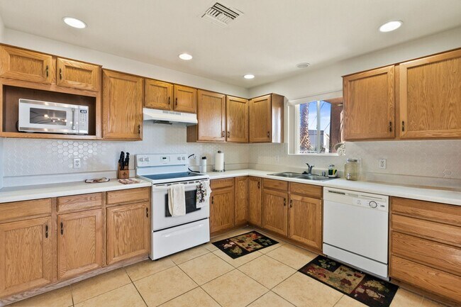 Building Photo - 3BR Home w/Fenced yard and Garage-1 Block to Colorado River